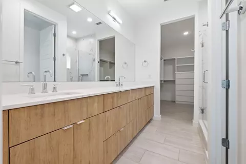 Bath - 416 Deer Path Loop, Laredo, TX 78045 photo 2 of 4