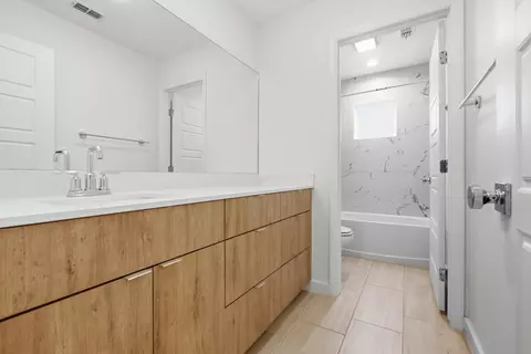 Bath - 416 Deer Path Loop, Laredo, TX 78045 photo 4 of 4
