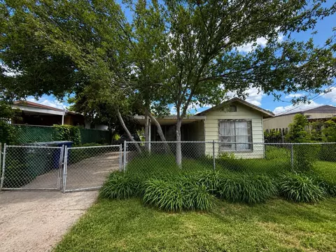 404 W Locust St, Laredo, TX 78040