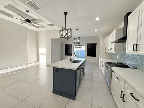 Kitchen - 502 Journey Loop, Laredo, TX 78045 photo 5 of 5