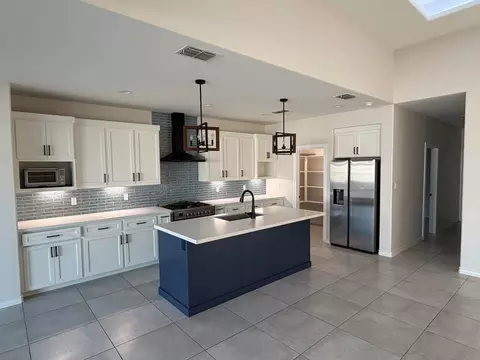 Kitchen - 502 Journey Loop, Laredo, TX 78045 photo 4 of 5