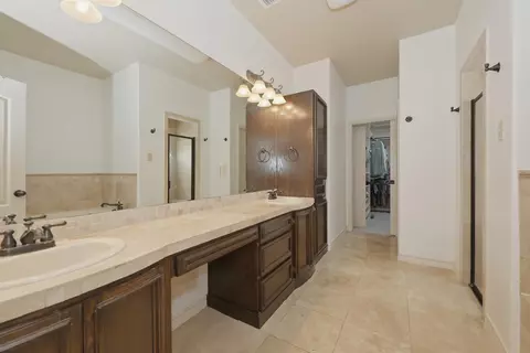 Bath - 10818 Marfa Rd, Laredo, TX 78045 photo 1 of 4