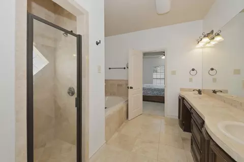 Bath - 10818 Marfa Rd, Laredo, TX 78045 photo 2 of 4