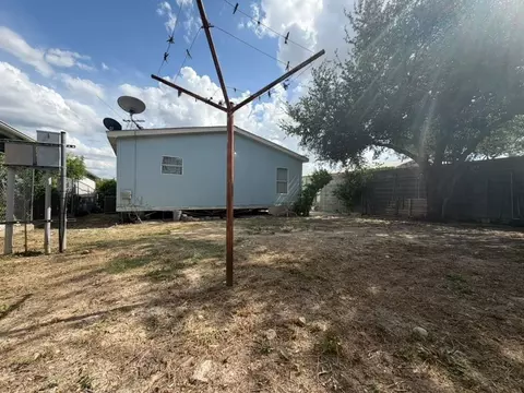Exterior - 814 Flag St, Laredo, TX 78043 photo 4 of 7