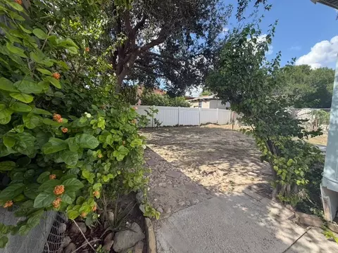 Exterior - 814 Flag St, Laredo, TX 78043 photo 5 of 7