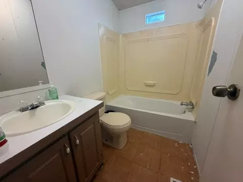 Bath - 814 Flag St, Laredo, TX 78043 photo 5 of 6