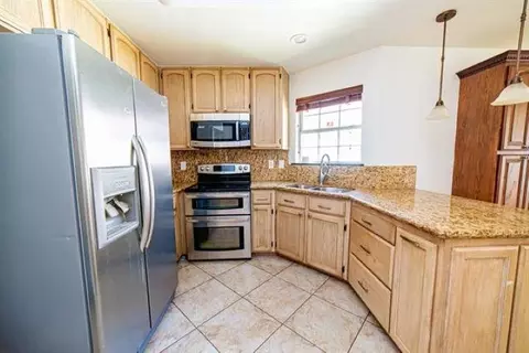 Kitchen - 2110 Lima Lp, Laredo, TX 78045 photo 2 of 3