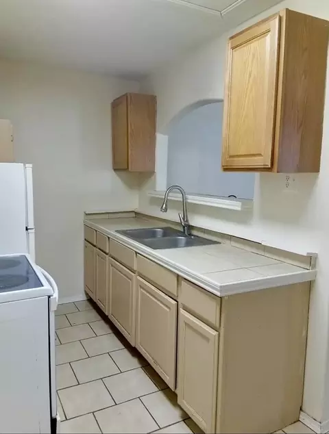 Kitchen - 3012 St Isaac Lp, Laredo, TX 78046 photo 5 of 6