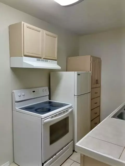 Kitchen - 3012 St Isaac Lp, Laredo, TX 78046 photo 4 of 6