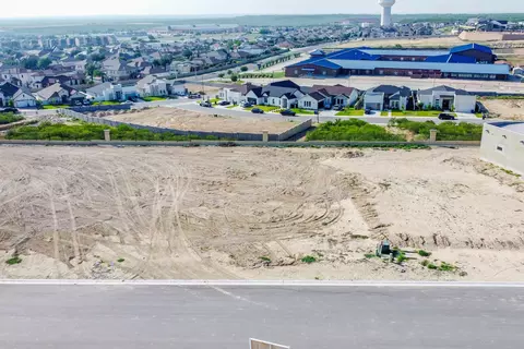 16 Acantilado Dr, Laredo, TX 78045
