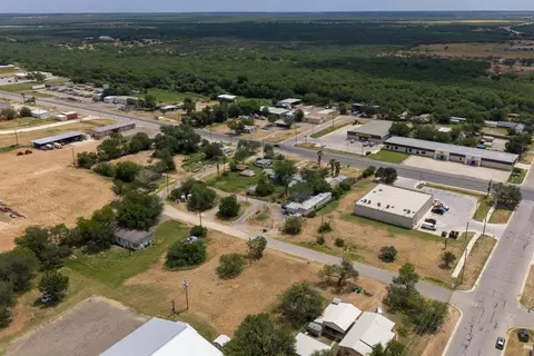 601 N Main St, Cotulla, TX 78014 photo 6
