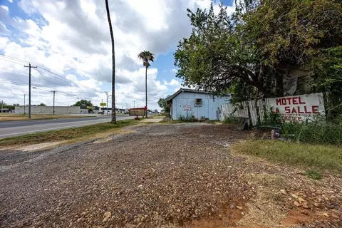 601 N Main St, Cotulla, TX 78014 photo 4