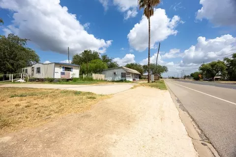 601 N Main St, Cotulla, TX 78014 photo 2