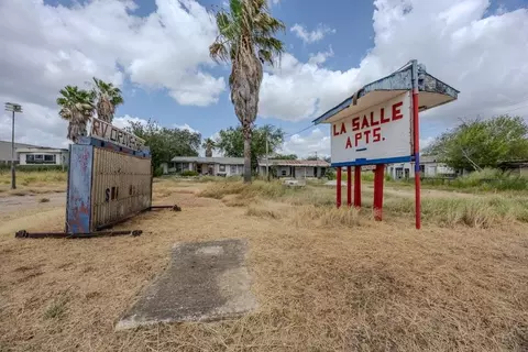 601 N Main St, Cotulla, TX 78014 photo 3
