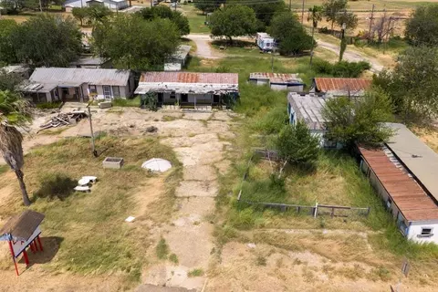 601 N Main St, Cotulla, TX 78014 photo 11