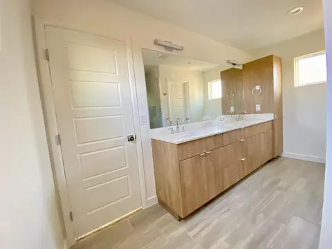 Bath - 512 Deer Path Loop, Laredo, TX 78045 photo 4 of 5