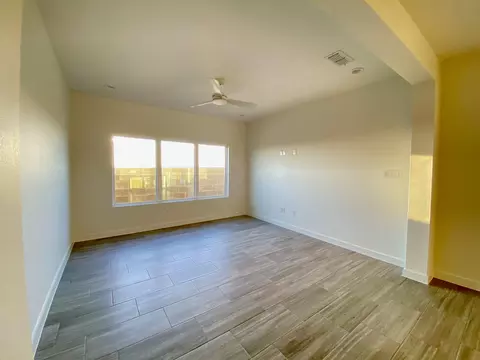 Living - 512 Deer Path Loop, Laredo, TX 78045 photo 3 of 4