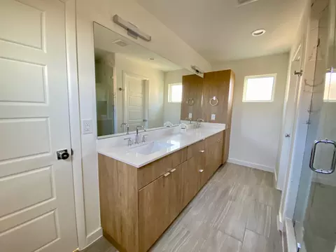 Bath - 512 Deer Path Loop, Laredo, TX 78045 photo 3 of 5