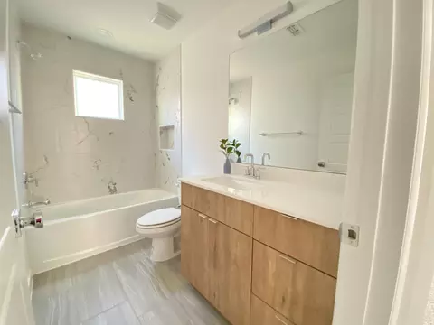 Bath - 512 Deer Path Loop, Laredo, TX 78045 photo 2 of 5