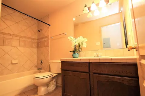 Bath - 6006 Catedral Lp, Laredo, TX 78043 photo 1 of 2