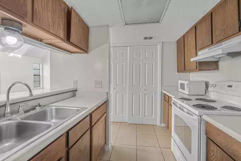 Kitchen - 100 Hillside Rd #209, Laredo, TX 78041 photo 3 of 5