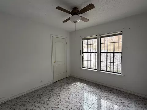 Bedroom - 2401 E Plum St, Laredo, TX 78043 photo 3 of 4
