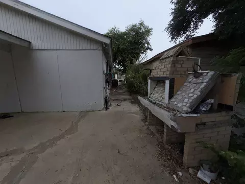 Exterior - 2401 E Plum St, Laredo, TX 78043 photo 5 of 8