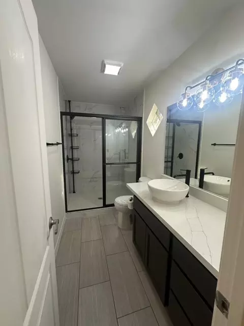 Bath - 125 Sun Ray Lp, Laredo, TX 78045 photo 1 of 4