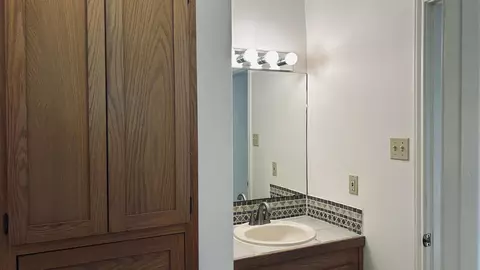 Bath - 308 Cambridge Lp, Laredo, TX 78045 photo 3 of 3