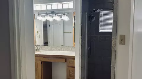 Bath - 308 Cambridge Lp, Laredo, TX 78045 photo 2 of 3