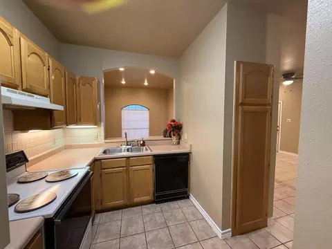 Kitchen - 1401 Gustavus St #16, Laredo, TX 78040 photo 3 of 4