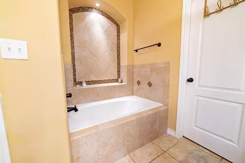 Bath - 401 Sabal Loop, Laredo, TX 78045 photo 1 of 6