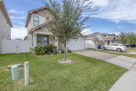Exterior - 1316 Sambar Lp, Laredo, TX 78045 photo 2 of 9