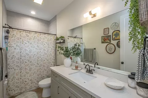 Bath - 1316 Sambar Lp, Laredo, TX 78045 photo 1 of 2