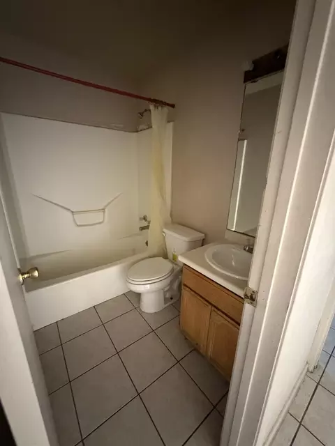 Bath - 2601 Springfield Ave, Laredo, TX 78040 photo 1 of 1