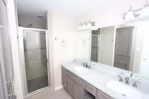Bath - 7964 Elka Lp, Laredo, TX 78045 photo 2 of 4