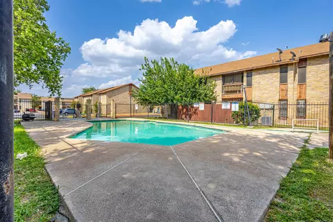 Exterior - 100 E Aurora St #434 T, Laredo, TX 78041 photo 2 of 2