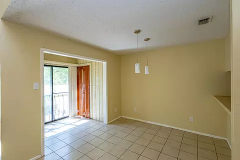 Living - 100 E Aurora St #434 T, Laredo, TX 78041 photo 4 of 5
