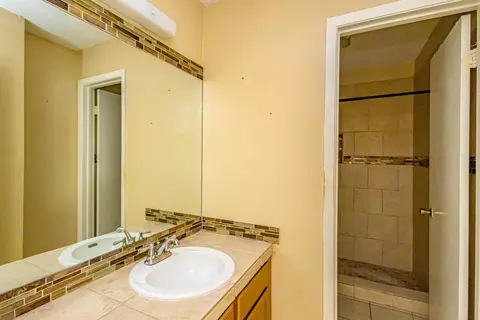Bath - 100 E Aurora St #434 T, Laredo, TX 78041 photo 1 of 2