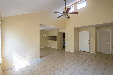 Living - 100 E Aurora St #434 T, Laredo, TX 78041 photo 2 of 5