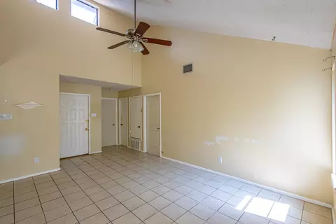 Living - 100 E Aurora St #434 T, Laredo, TX 78041 photo 3 of 5