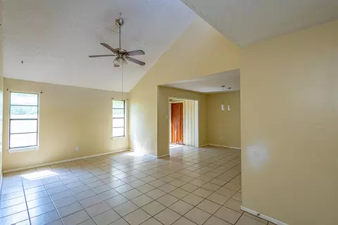 Living - 100 E Aurora St #434 T, Laredo, TX 78041 photo 1 of 5