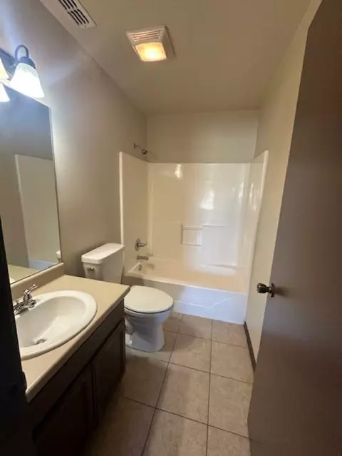 Bath - 11119 Paso De Jacinto Lp, Laredo, TX 78045 photo 2 of 3