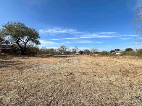 705 E 11th Ave, Zapata, TX 78076