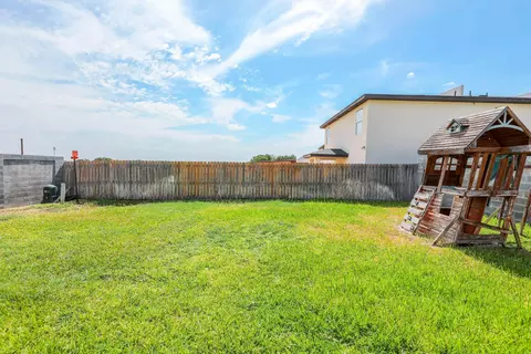 Exterior - 10510 Twilight Dr, Laredo, TX 78045 photo 3 of 4