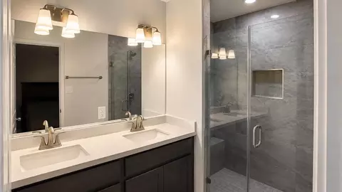 Bath - 711 Solaz Dr, Laredo, TX 78045 photo 3 of 4