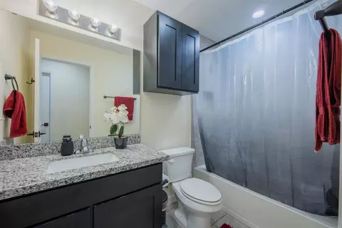 Bath - 6520 Adenia Loop, Laredo, TX 78043 photo 2 of 2
