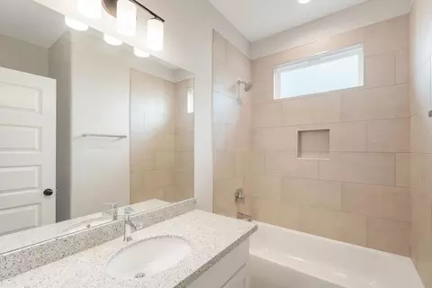 Bath - 3918 Peggy Dr, Laredo, TX 78046 photo 5 of 5
