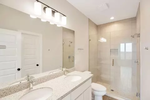 Bath - 3918 Peggy Dr, Laredo, TX 78046 photo 4 of 5