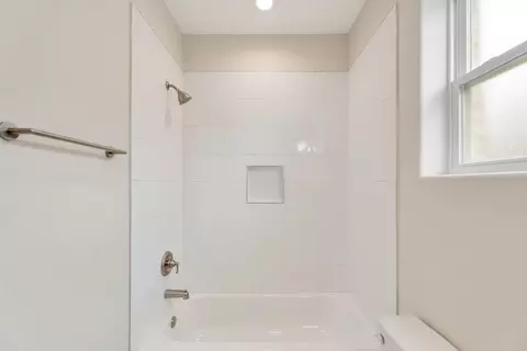 Bath - 3921 Peggy Dr, Laredo, TX 78046 photo 2 of 7